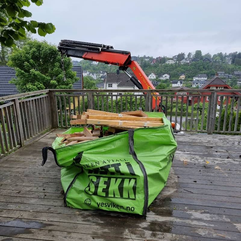 Grønn sekk på terrasse