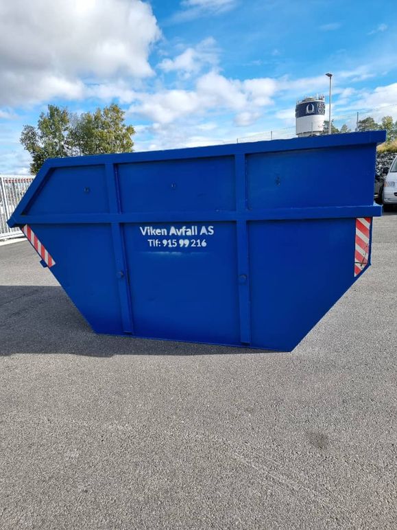 Blå container på åpen plass